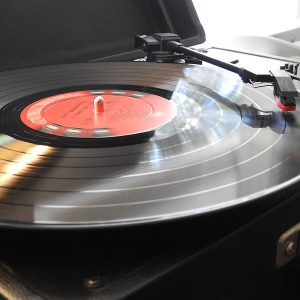 Belt-drive turntable with lid
