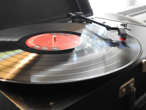 Belt-drive turntable with lid Belt-drive turntable with lid